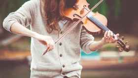 Una alumna toca su violín / CG