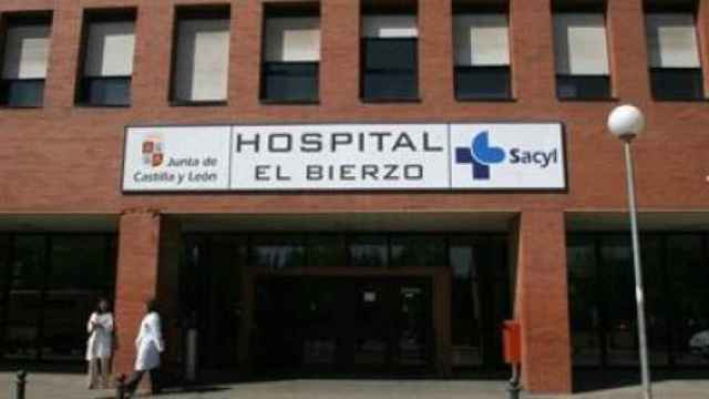 Entrada del Hospital de El Bierzo (León), donde ha muerto una enfermera por las secuelas del Covid / EFE