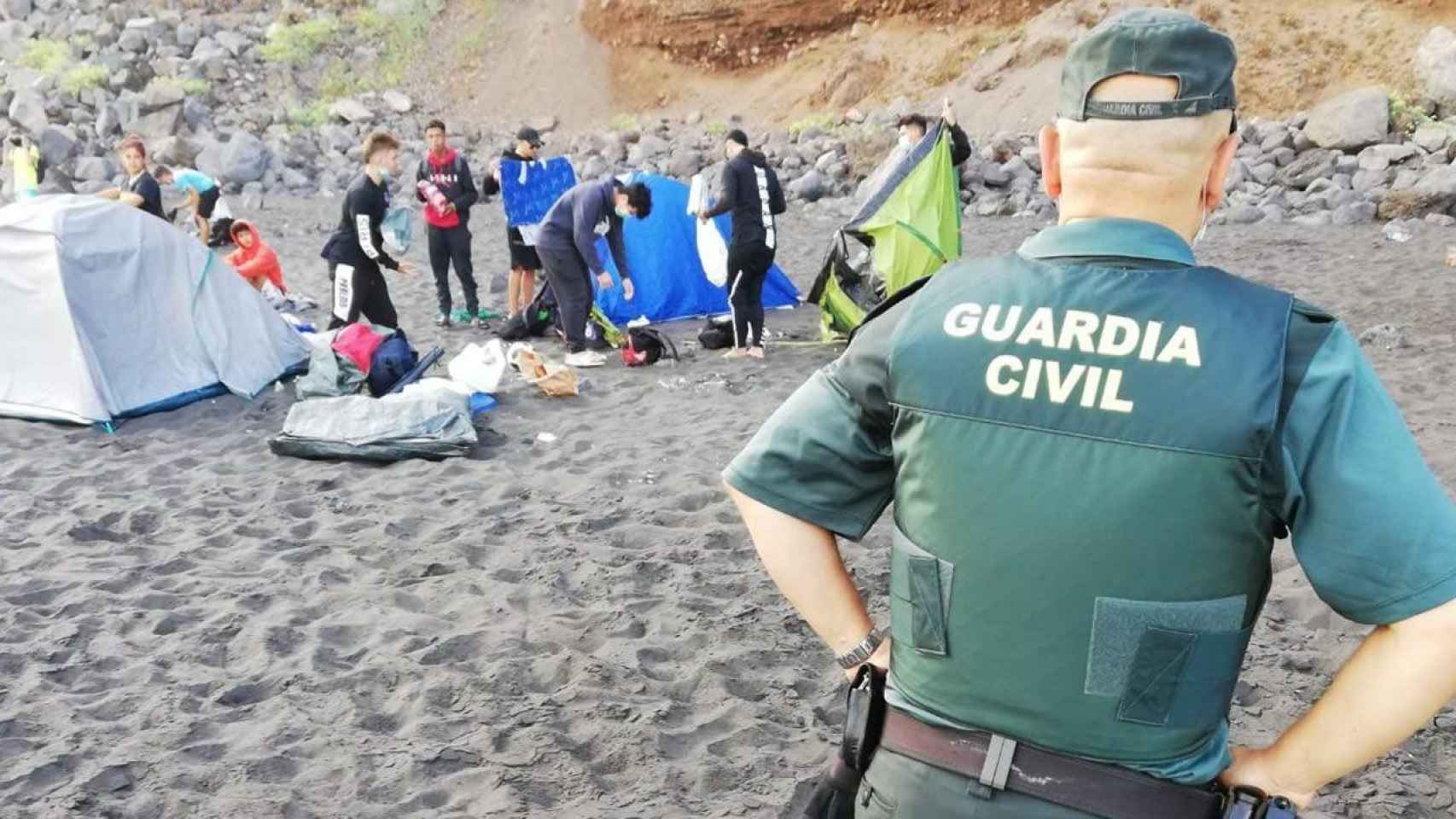 La Guardia Civil desaloja una acampada en la playa / EP