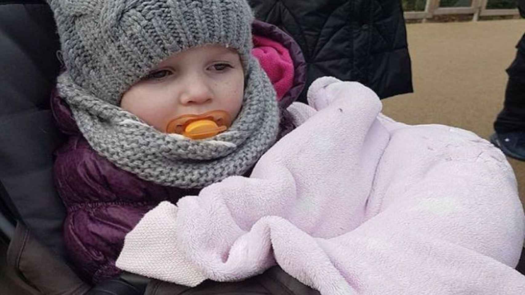 Una foto de archivo de la niña que sufre hipotermia espontánea