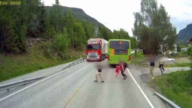 El niño mientras cruza la carretera sin ver al camionero venir / Youtube