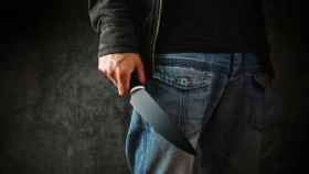 Una foto de archivo de un hombre sosteniendo un cuchillo