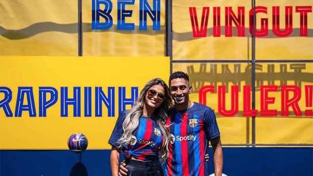 Raphinha posa como nuevo jugador del Barça junto a su novia, Natalia Rodrigues / INSTAGRAM