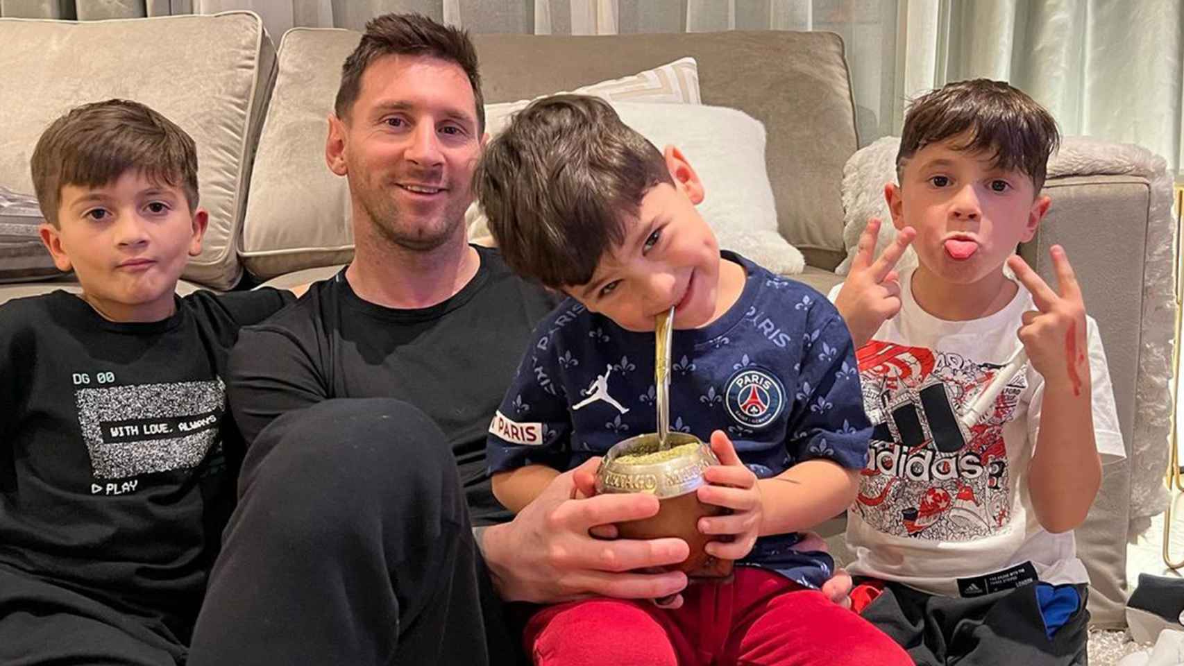 Messi, junto a sus hijos, en una publicación de Instagram / REDES