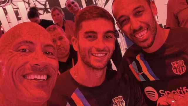 The Rock posa junto a Ferran Torres y Aubameyang / FCB