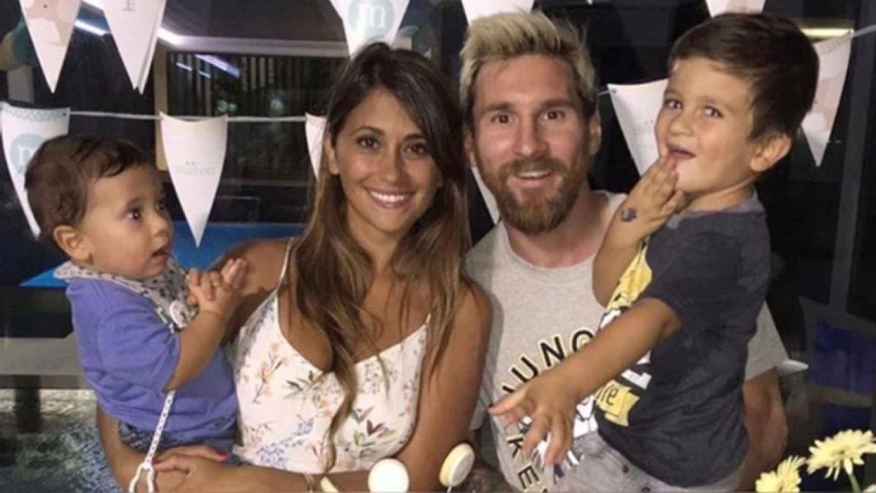 Antonella Roccuzzo con Messi y sus hijos
