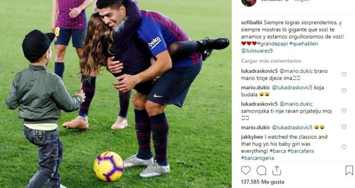 Luis Suárez es abrazado por sus hijos al final del clásico / Instagram