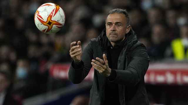 Luis Enrique, atrapando el balón, durante el amistoso entre España y Albania / EFE