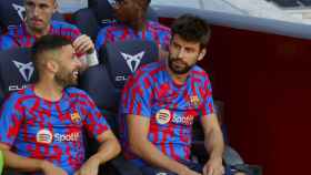 Gerard Piqué y Jordi Alba, en el banquillo del Barça / REDES