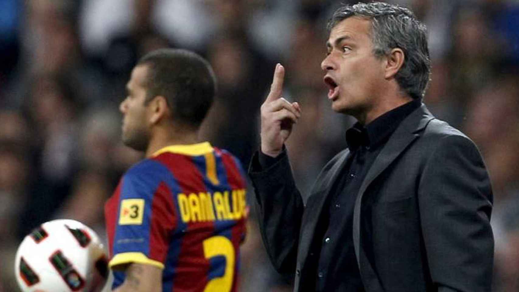 José Mourinho, dando indicaciones en su etapa en el Real Madrid, con Dani Alves en el fondo / EFE