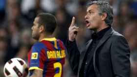 José Mourinho, dando indicaciones en su etapa en el Real Madrid, con Dani Alves en el fondo / EFE