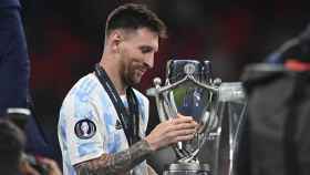 Messi, feliz, tras conquistar el trofeo de la Finalissima ante Italia / EFE