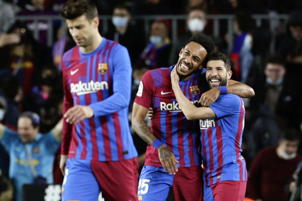 Aubameyang, Piqué y Jordi Alba, celebrando el gol del gabonés a Osasuna / EFE