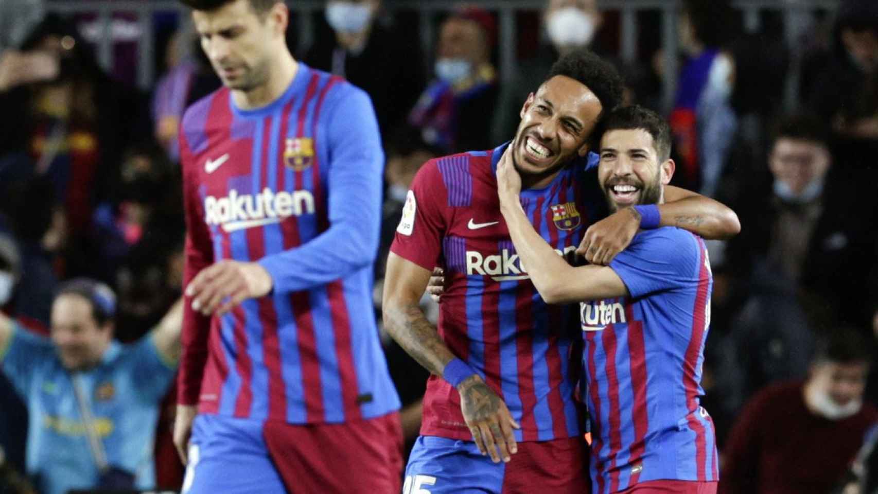 Aubameyang, Piqué y Jordi Alba, celebrando el gol del gabonés a Osasuna / EFE