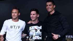 Una foto de Neymar Jr, Leo Messi y Cristiano Ronaldo en la gala del Balón de Oro 2015, cuando los tres jugaban en España / EFE