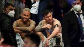 Leo Messi y Neymar Jr. hablan entre ellos tras la final de la Copa América, en Maracaná / EFE
