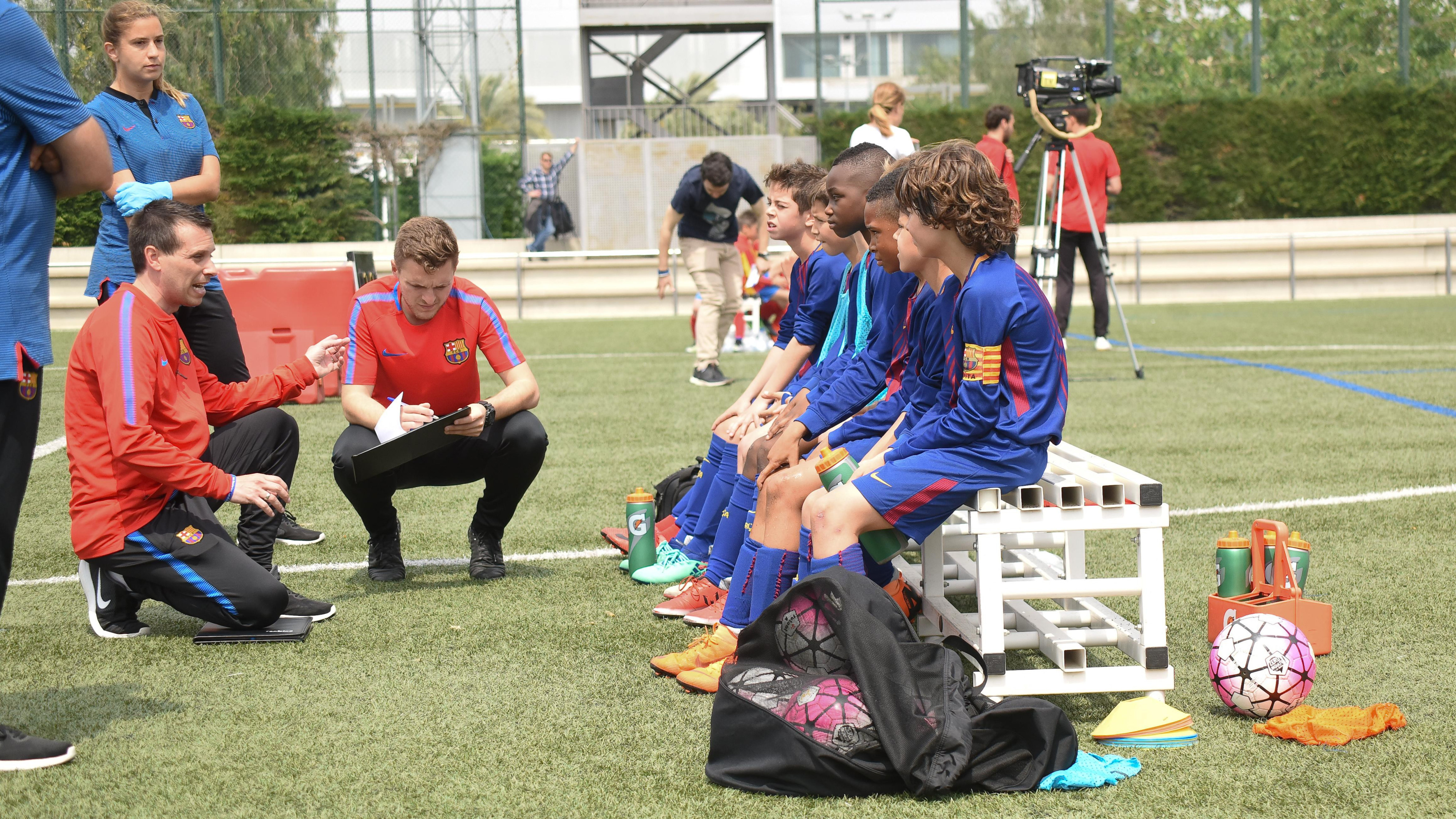 Entrenadores del fútbol base del Barça, dando instrucciones | FCB