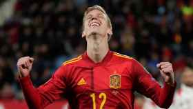 Olmo celebra su primer gol con la selección española