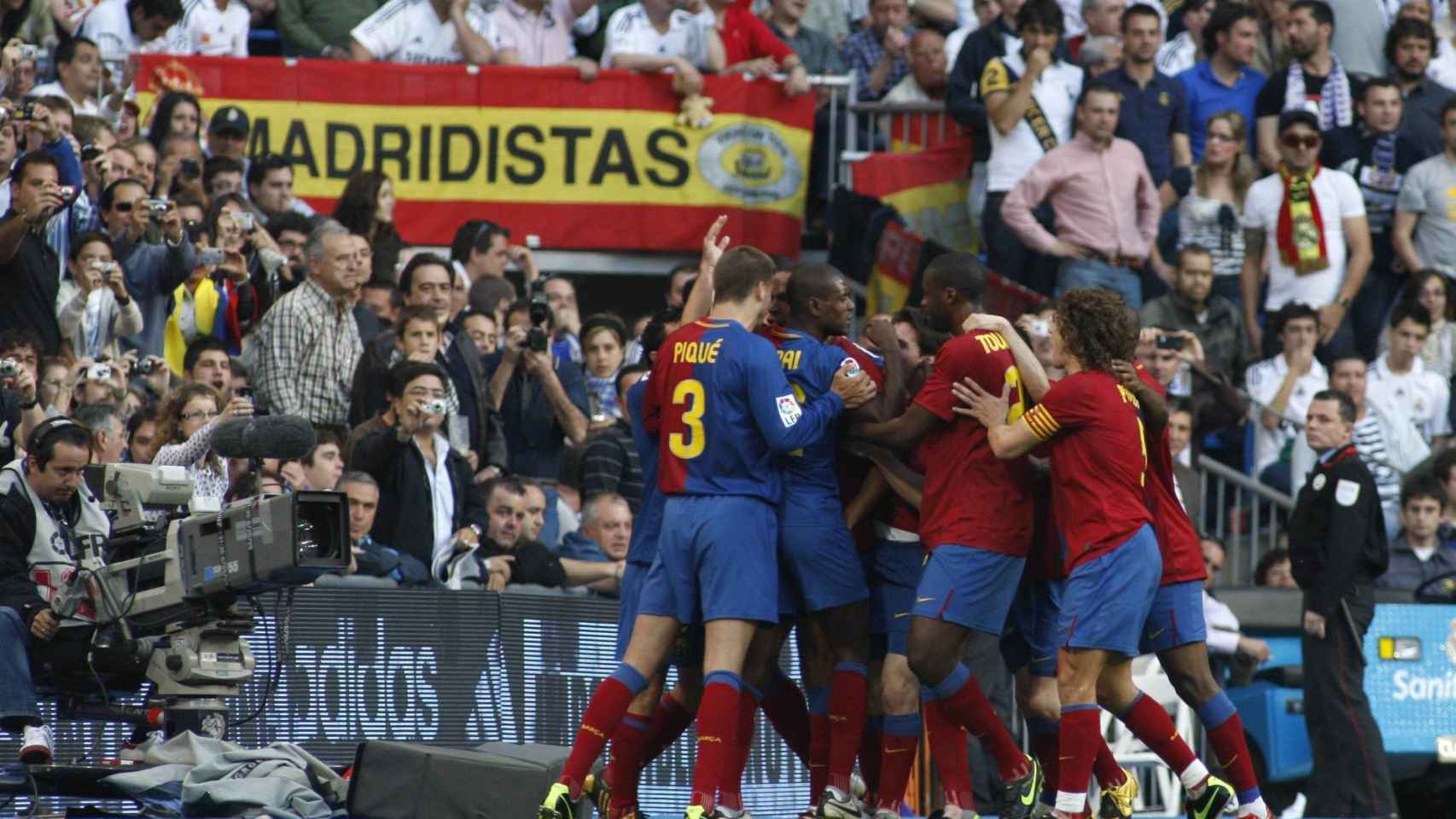 Los jugadores del Barça celebrando el 2-6 en el Bernabéu / EFE