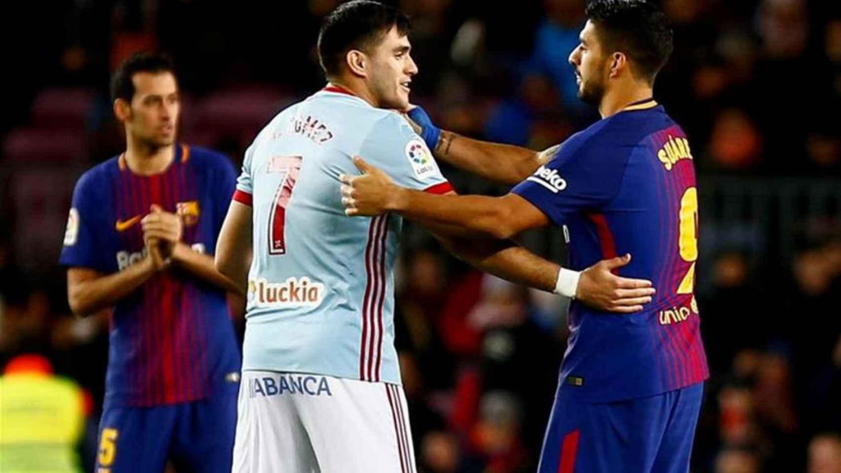 Luis Suárez y Maxi Gómez se saludan en un Barça-Celta / EFE