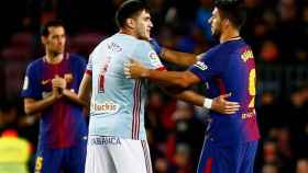 Luis Suárez y Maxi Gómez se saludan en un Barça-Celta / EFE
