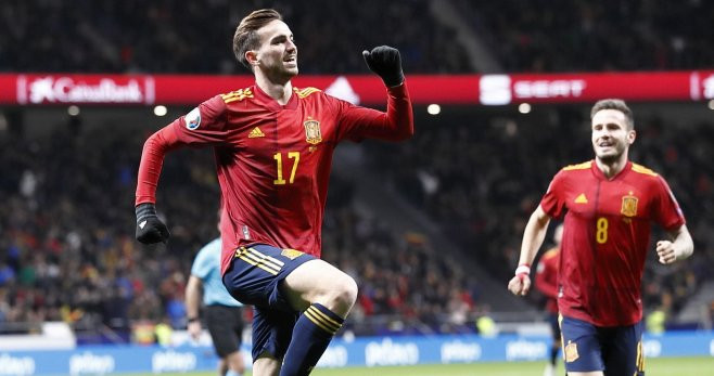 Fabián Ruíz celebra un gol con España junto a Saul | EFE