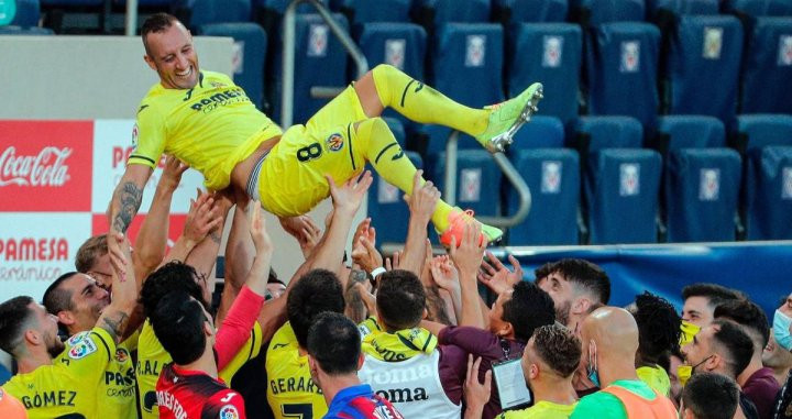 Los jugadores del Villarreal mantean a Cazorla en su despedida | EFE