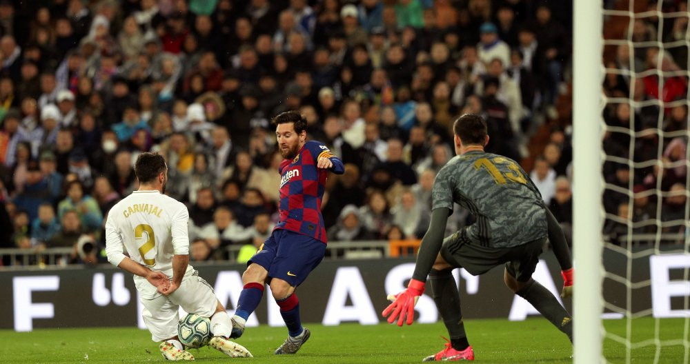 Messi encarando a la defensa del Madrid / EFE