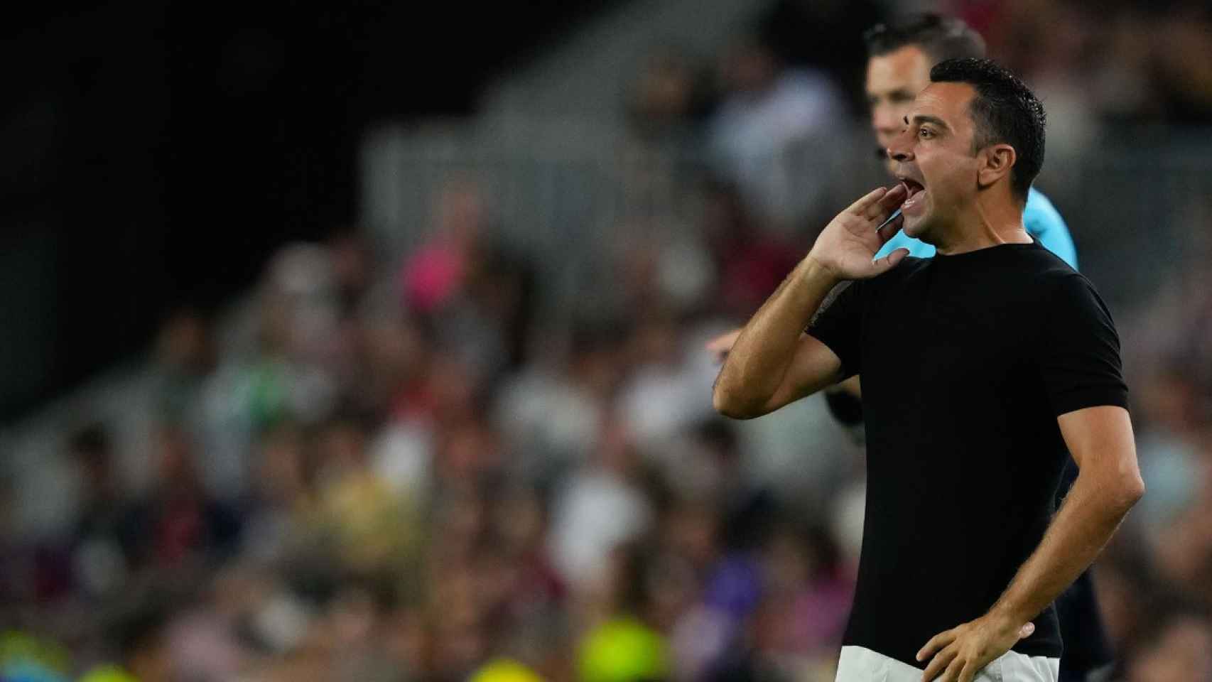 Xavi Hernández da indicaciones durante el partido de Champions contra el Viktoria Plzen / EFE