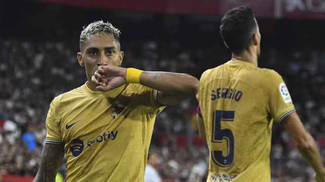 La celebración de Raphinha tras anotar un gol contra el Sevilla / EFE
