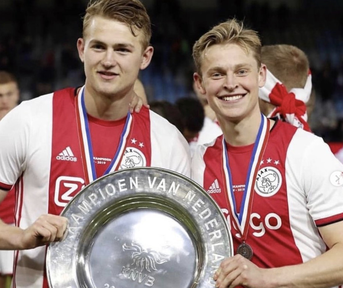 Una foto de Matthijs De Ligt y Frenkie De Jong celebrando la consecución de la Liga holandesa / EFE