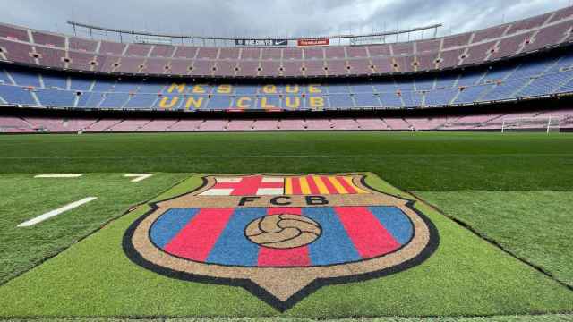Césped del Camp Nou con el escudo del Barça / REDES