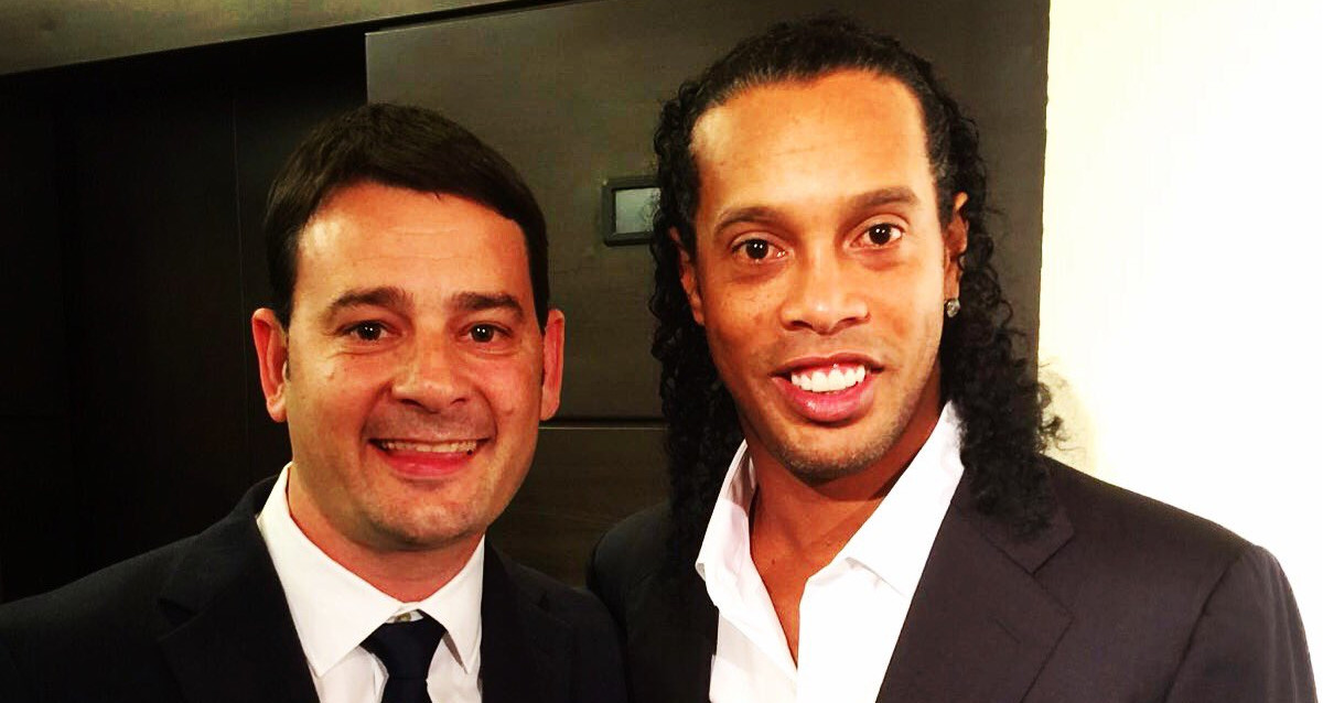 Toni Ruiz, junto a Ronaldinho, en una imagen de archivo / Redes