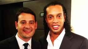 Toni Ruiz, junto a Ronaldinho, en una imagen de archivo / Redes