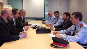 Xavier de las Moras, al fondo a la izquierda, en una reunión con los Mossos con el ex CEO Nacho Mestre y Pere Jansà / EFE