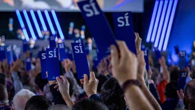 Los socios votan en la asamblea de compromisarios del FC Barcelona / FCB