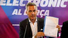 Víctor Font presentando el permiso de la recogida de firmas / Sí al futur