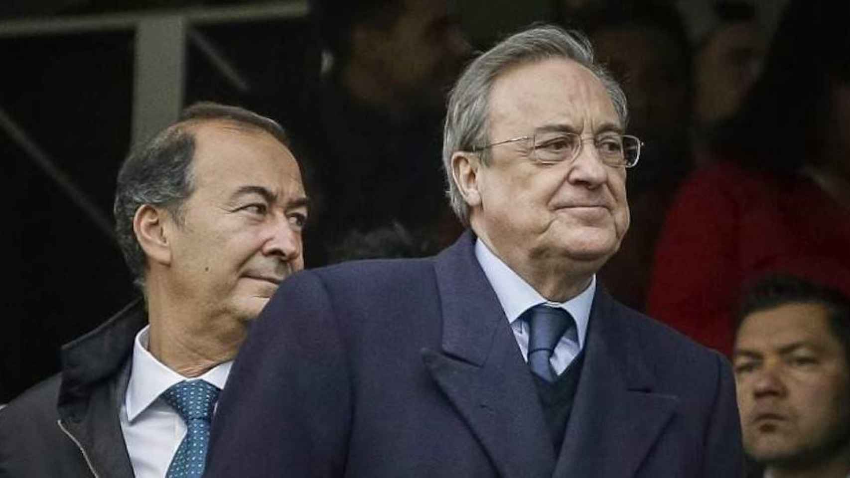El presidente del Real Madrid Florentino Pérez (d) junto al vicepresidente segundo del club, Eduardo Fernández de Blas (i) / EFE