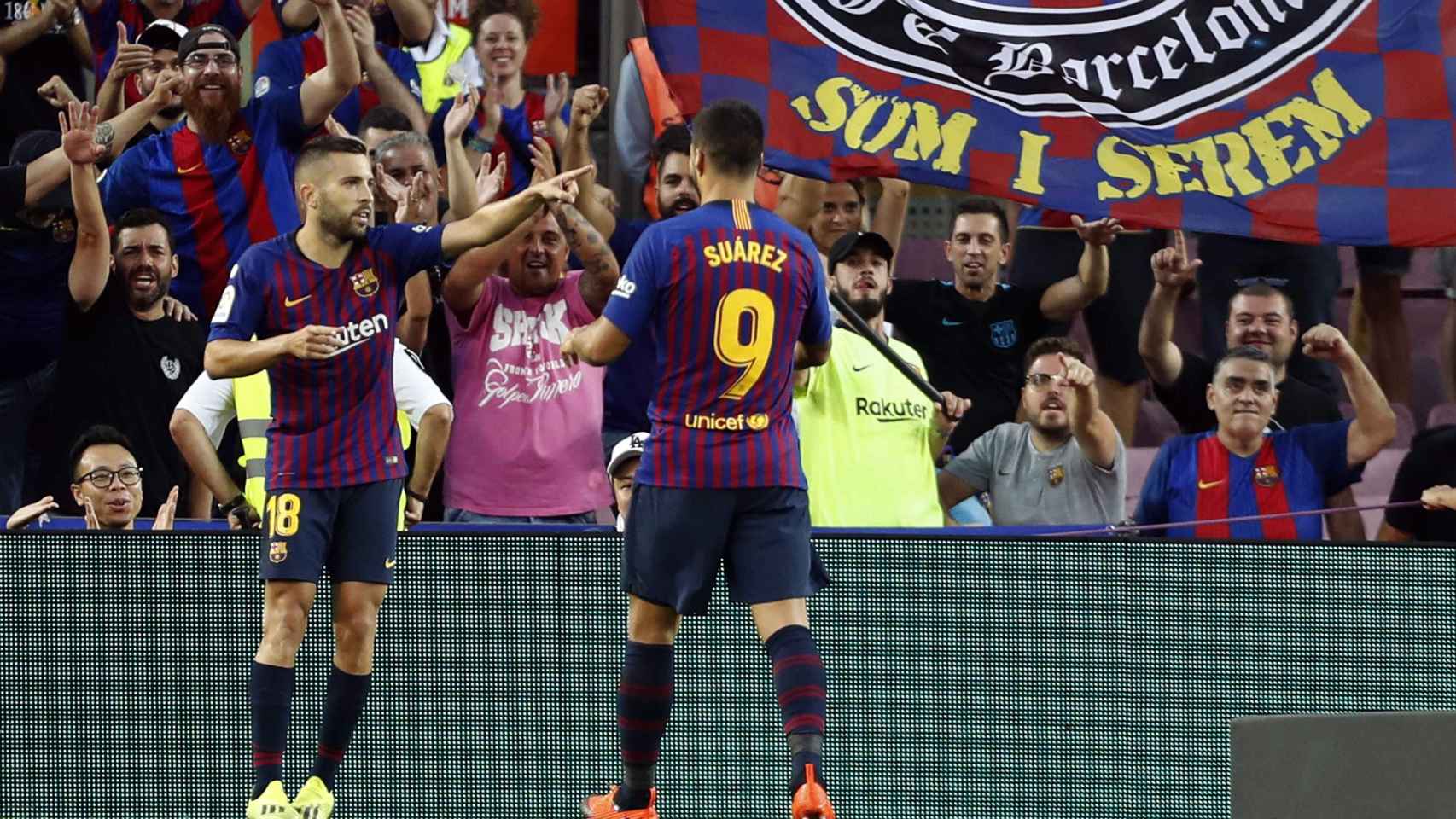 Jordi Alba celebra un gol con Luis Suárez en el Camp Nou / EFE