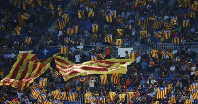 El Camp Nou, con muchas banderas estelades, en un partido de la Champions / EFE