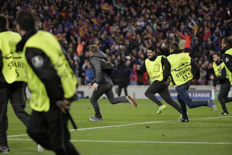 Los stewards del Camp Nou intervienen en un partido de la UEFA Champions League / ARCHIVO