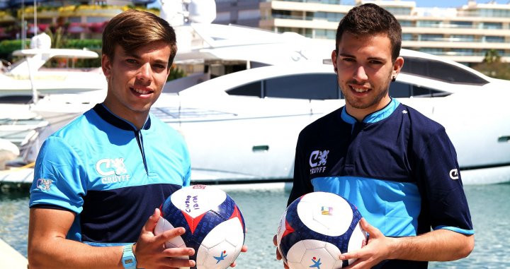 Dos jugadores del Ibiza visitendo Cruyff / Redes