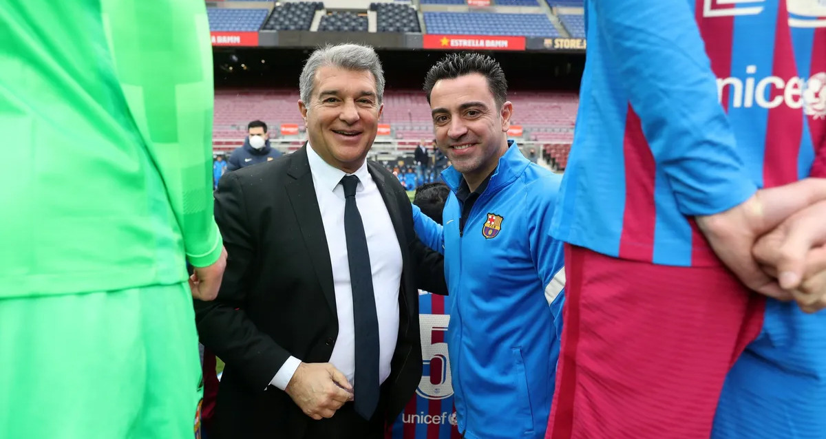 Joan Laporta y Xavi Hernández, rodeado de varios futbolistas, en el Camp Nou / FCB