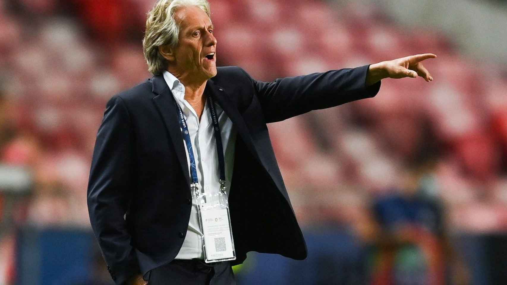 Jorge Jesús, técnico del Benfica, da instrucciones a sus jugadores / EFE