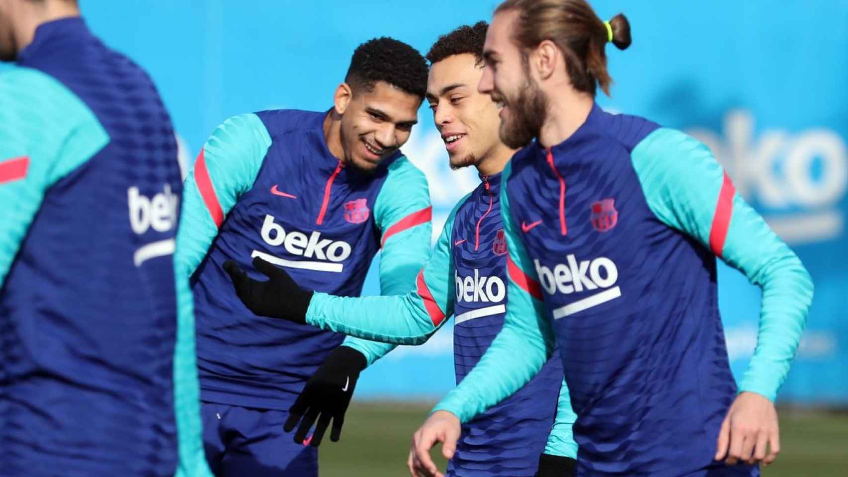 Sergiño Dest, con Araujo y Mingueza en un entrenamiento del Barça / FCB