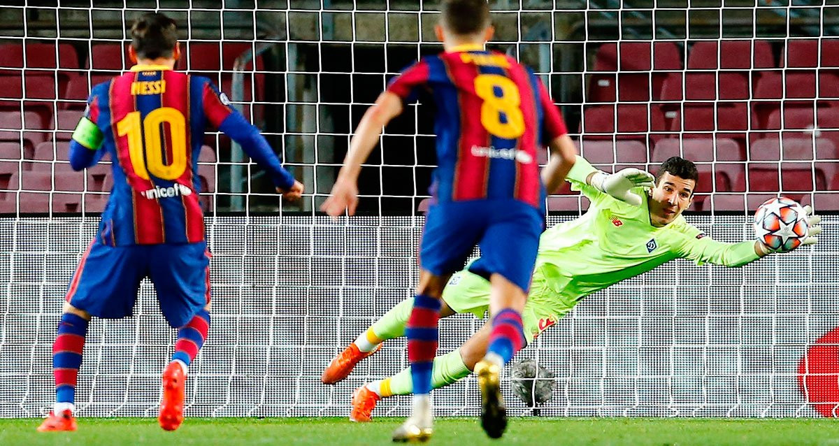 Leo Messi marca de penalti contra el Dinamo de Kiev / EFE