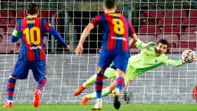 Leo Messi marca de penalti contra el Dinamo de Kiev / EFE