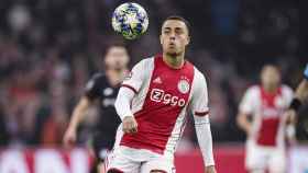 Sergiño Dest jugando con el Ajax en Champions / Redes