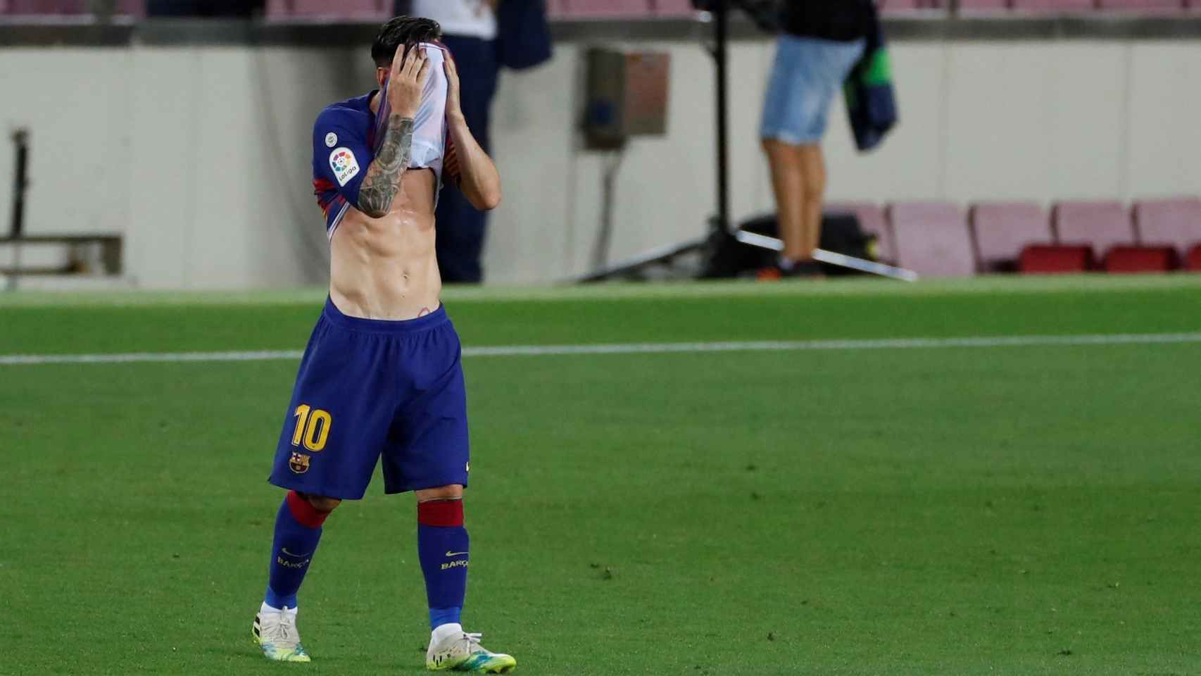 Leo Messi, lamentándose contra Osasuna | EFE