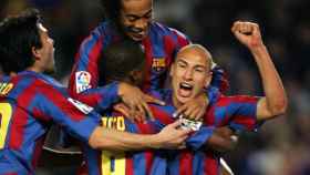 Larsson celebrando un gol con Eto'o y Ronaldinho / EFE